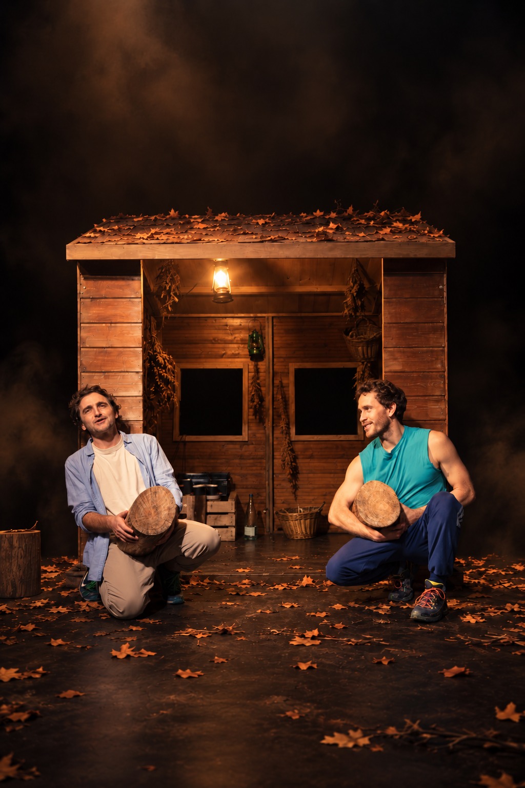Guillem Albasanz i Xavier Pàmies entre els arbres en una imatge de l'espectacle OMBRES